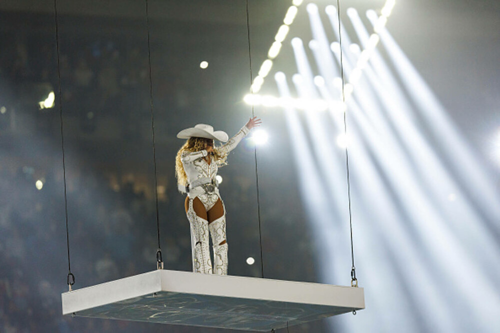 Beyoncé a revenit pe scenă. Spectacol impresionant pentru un meci de fotbal american. GALERIE FOTO & VIDEO - Imaginea 8