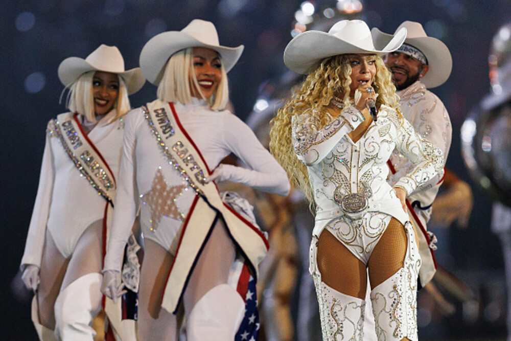 Beyoncé a revenit pe scenă. Spectacol impresionant pentru un meci de fotbal american. GALERIE FOTO & VIDEO - Imaginea 9