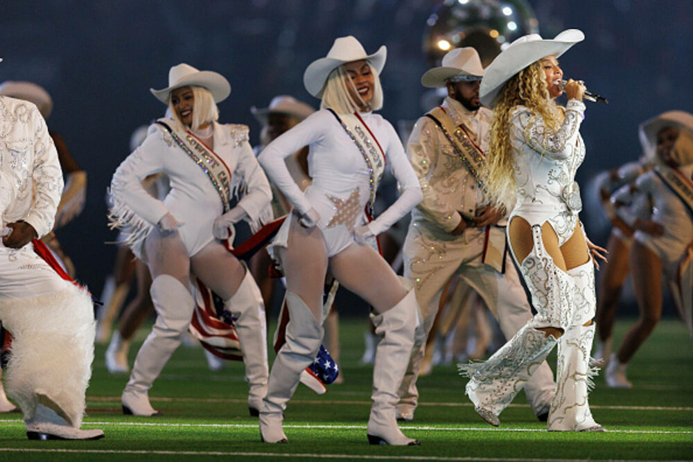 Beyoncé a revenit pe scenă. Spectacol impresionant pentru un meci de fotbal american. GALERIE FOTO & VIDEO - Imaginea 10