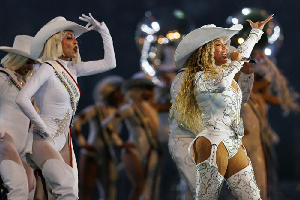 Beyoncé a revenit pe scenă. Spectacol impresionant pentru un meci de fotbal american. GALERIE FOTO & VIDEO - Imaginea 11