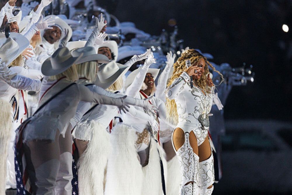 Beyoncé a revenit pe scenă. Spectacol impresionant pentru un meci de fotbal american. GALERIE FOTO & VIDEO - Imaginea 13