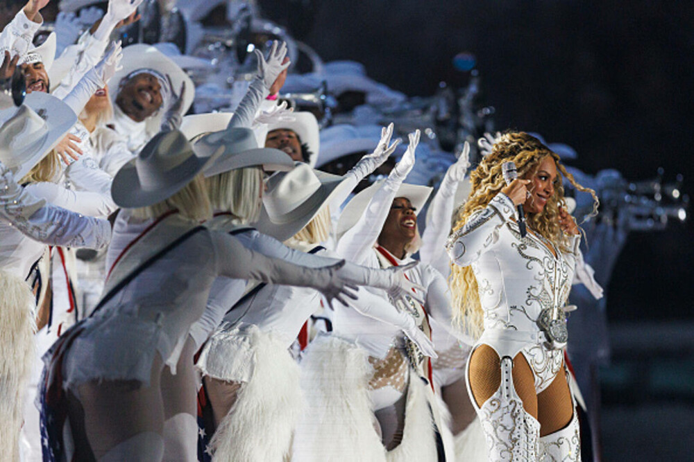 Beyoncé a revenit pe scenă. Spectacol impresionant pentru un meci de fotbal american. GALERIE FOTO & VIDEO - Imaginea 14