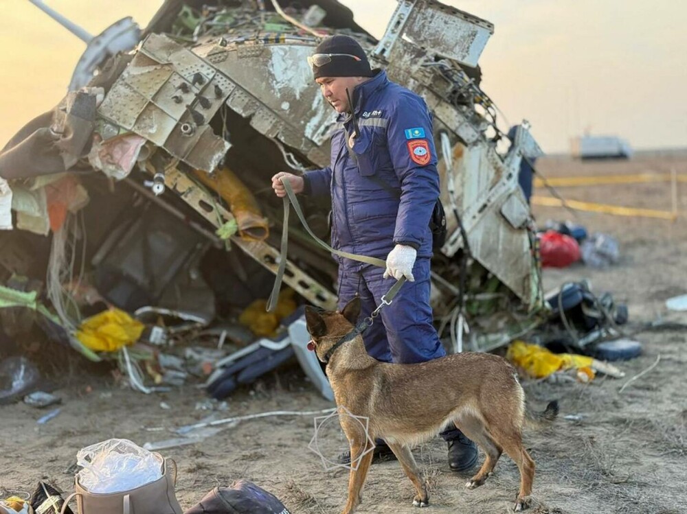 Indiciile care arată că avionul Azerbaijan Airlines ar fi fost lovit de o rachetă deasupra orașului rusesc Groznîi - Imaginea 1