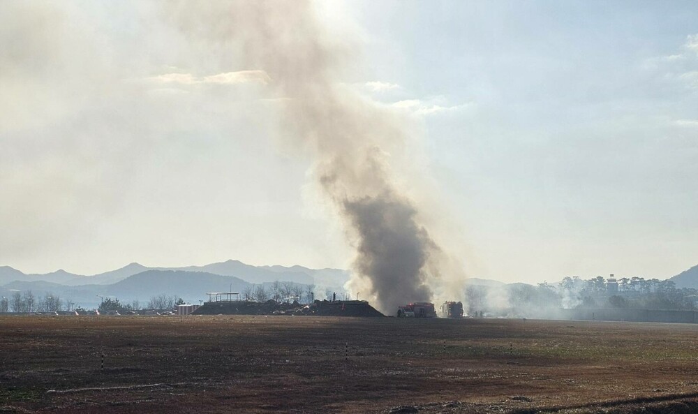 Un avion cu 181 de persoane la bord s-a prăbuşit la aterizare, în Coreea de Sud. Anunț cumplit al salvatorilor | FOTO & VIDEO - Imaginea 3