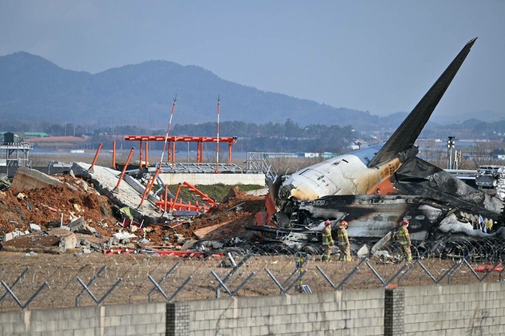 Un avion cu 181 de persoane la bord s-a prăbuşit la aterizare, în Coreea de Sud. Anunț cumplit al salvatorilor | FOTO & VIDEO - Imaginea 6