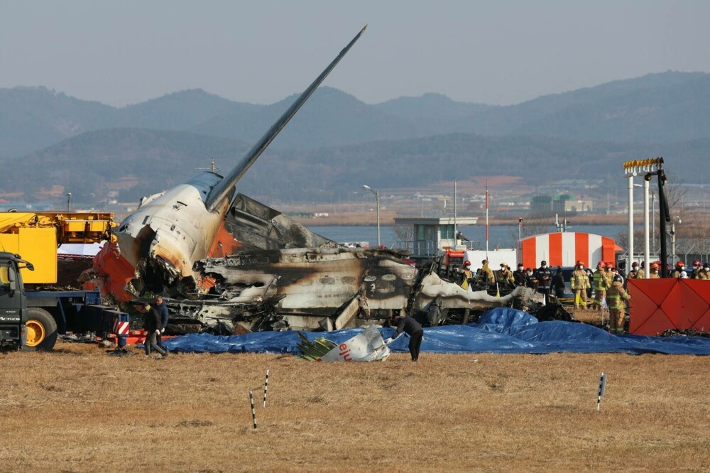 Un avion cu 181 de persoane la bord s-a prăbuşit la aterizare, în Coreea de Sud. Anunț cumplit al salvatorilor | FOTO & VIDEO - Imaginea 7