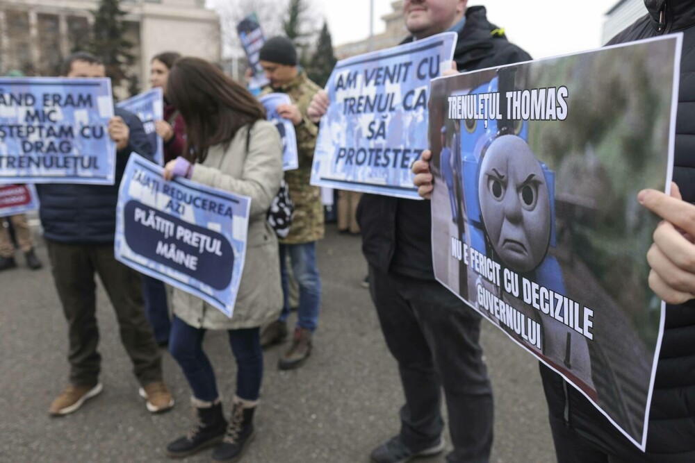 Ședință de Guvern cu protestatari la geam. Câteva sute de bugetari scandează în Piața Victoriei. „E o nouă formă de sclavie” - Imaginea 5