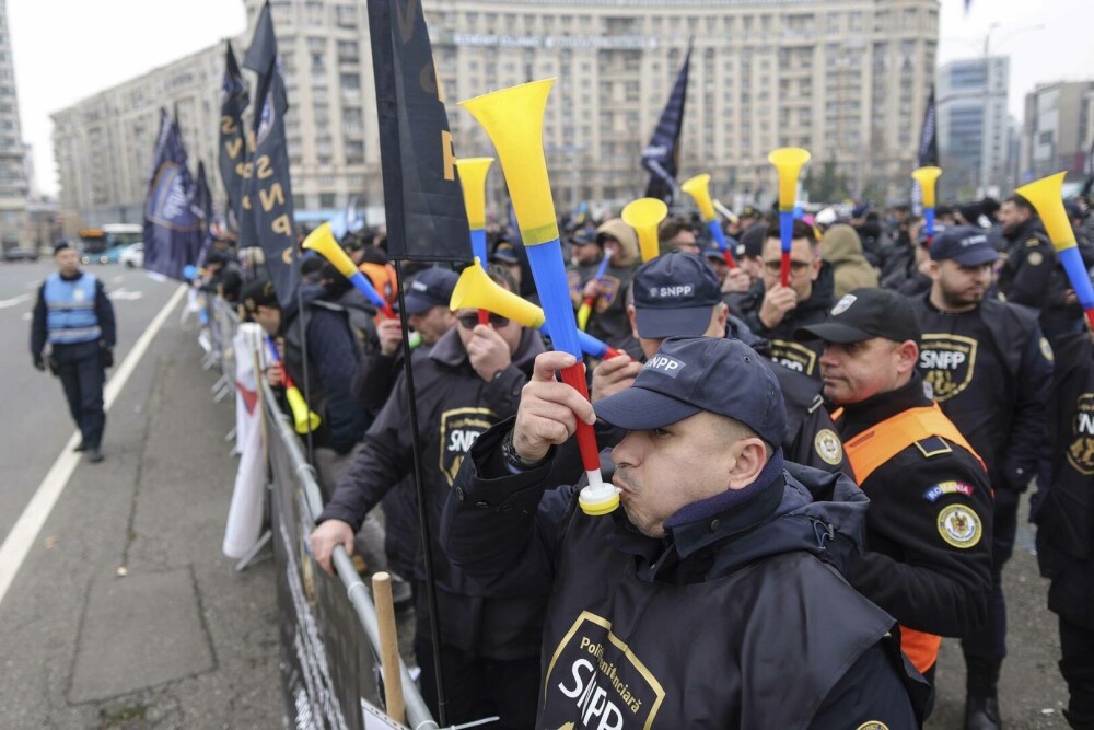 Ședință de Guvern cu protestatari la geam. Câteva sute de bugetari scandează în Piața Victoriei. „E o nouă formă de sclavie” - Imaginea 2