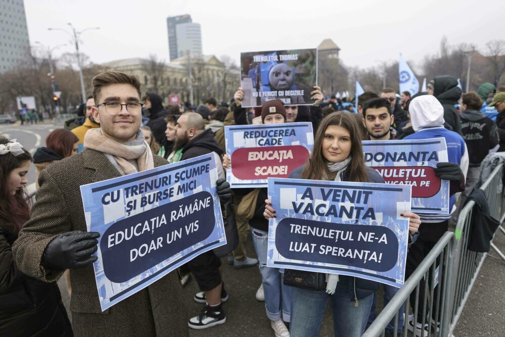 Ședință de Guvern cu protestatari la geam. Câteva sute de bugetari scandează în Piața Victoriei. „E o nouă formă de sclavie” - Imaginea 3