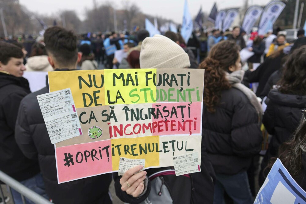 Ședință de Guvern cu protestatari la geam. Câteva sute de bugetari scandează în Piața Victoriei. „E o nouă formă de sclavie” - Imaginea 4