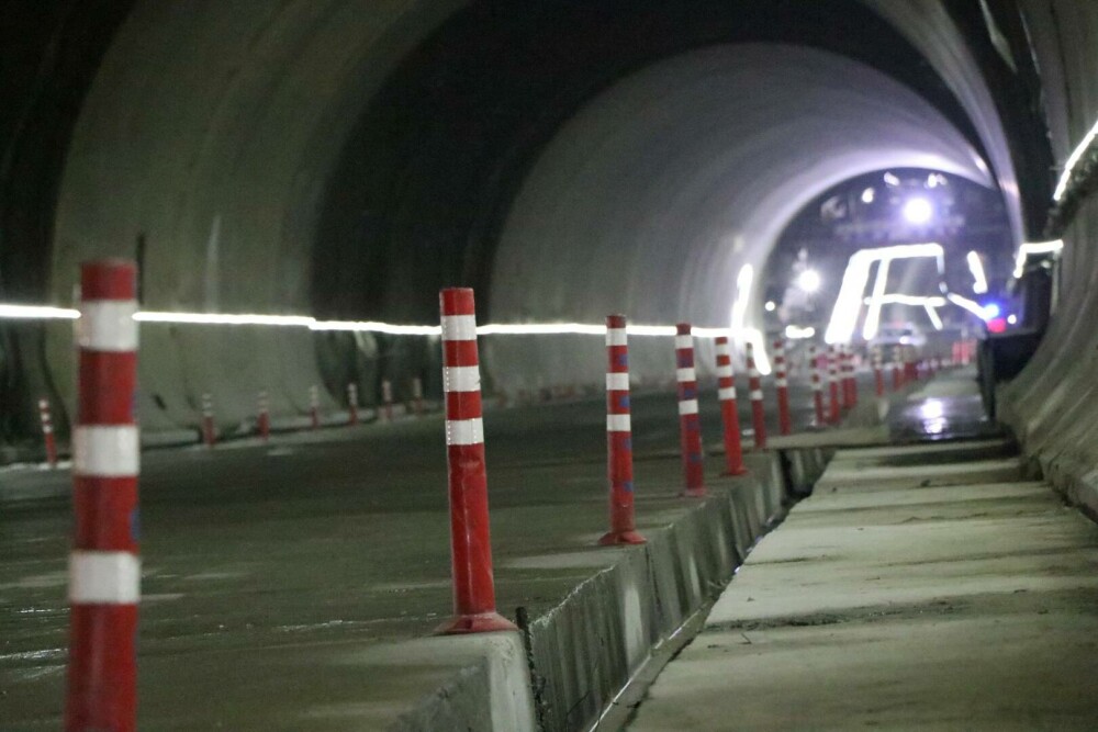 Cum arată cel mai mare tunel de autostradă din lume. Cei peste 22 de kilometri, construiți într-o zonă cu riscuri extreme - Imaginea 4