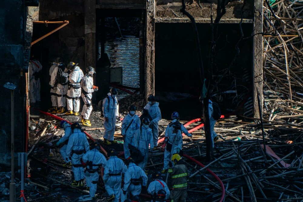 Nou bilanț al incendiului din Hong Kong: 151 de morți și 14 arestări. Unele cadavre ar putea să nu fie găsite niciodată - Imaginea 2