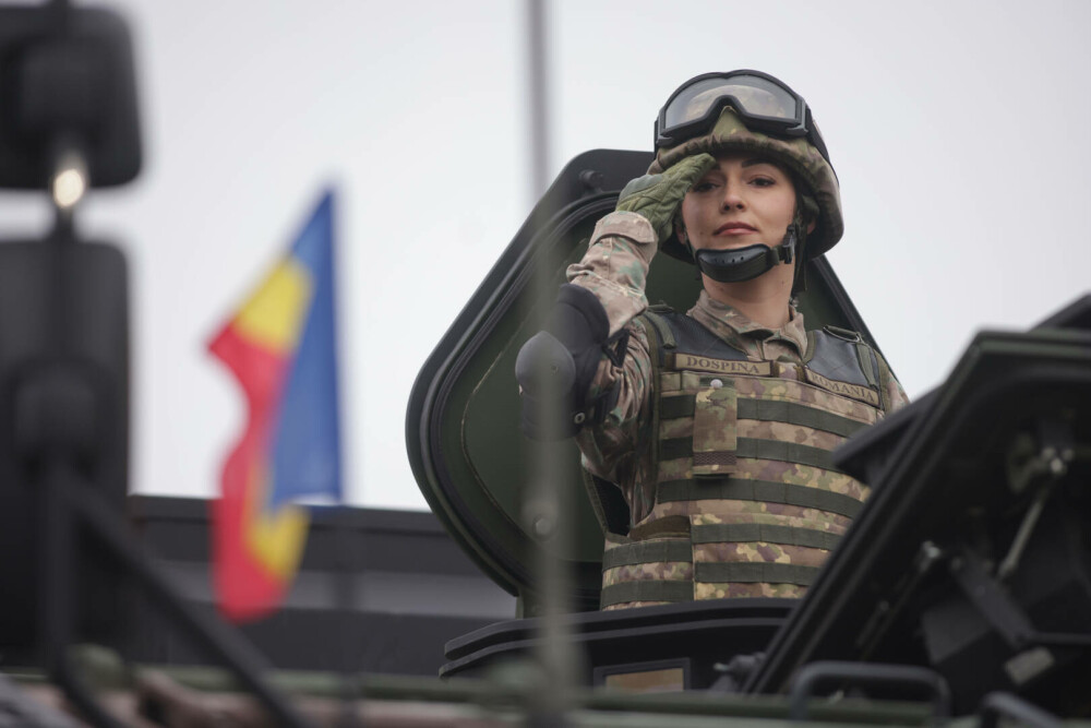 Nicuşor Dan: Astăzi m-au impresionat bucuria şi numărul mare al românilor care au venit să trăiască împreună emoţia paradei - Imaginea 12