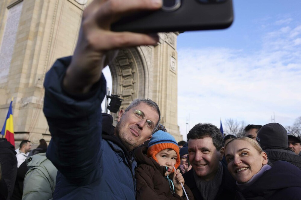 Nicuşor Dan: Astăzi m-au impresionat bucuria şi numărul mare al românilor care au venit să trăiască împreună emoţia paradei - Imaginea 15