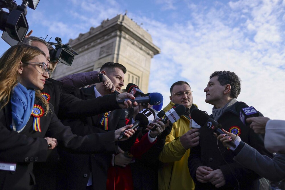 Nicuşor Dan: Astăzi m-au impresionat bucuria şi numărul mare al românilor care au venit să trăiască împreună emoţia paradei - Imaginea 17