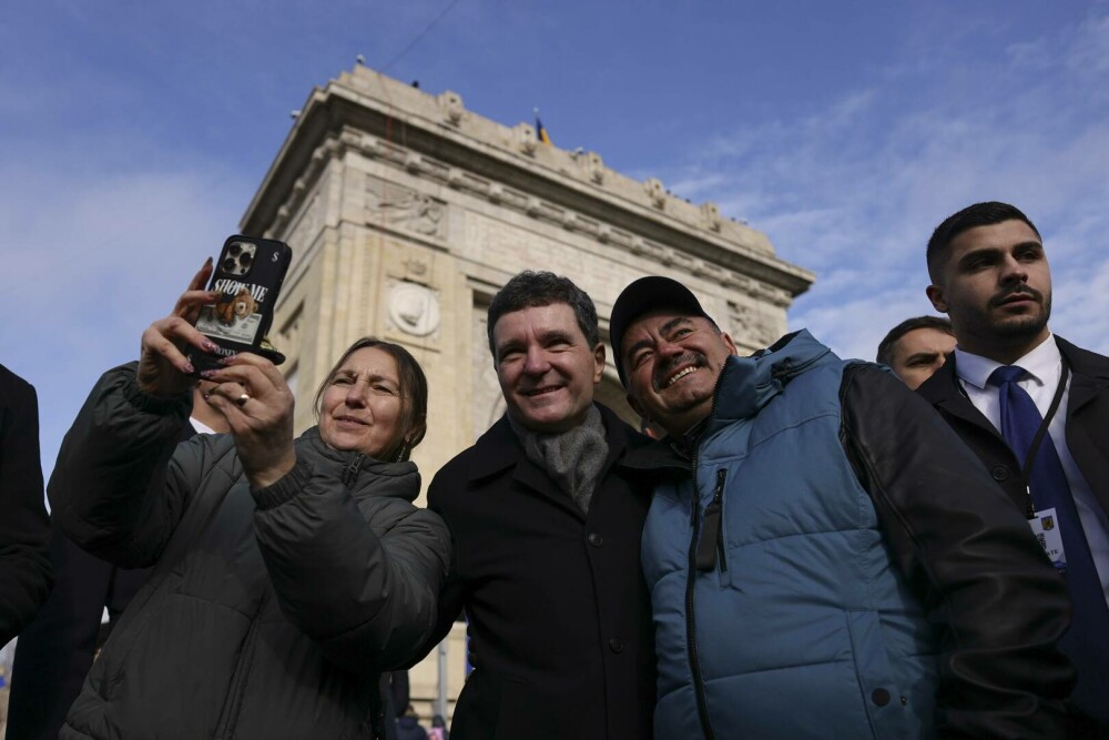 Nicuşor Dan: Astăzi m-au impresionat bucuria şi numărul mare al românilor care au venit să trăiască împreună emoţia paradei - Imaginea 19
