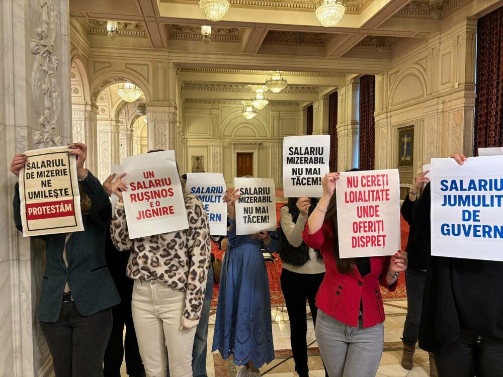 VIDEO. Premierul Ilie Bolojan a fost primit cu huiduieli de angajații din Parlament: ”Ne umilește”, ”nu mai tăcem” - Imaginea 1