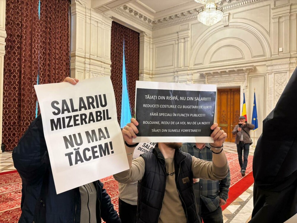VIDEO. Premierul Ilie Bolojan a fost primit cu huiduieli de angajații din Parlament: ”Ne umilește”, ”nu mai tăcem” - Imaginea 2