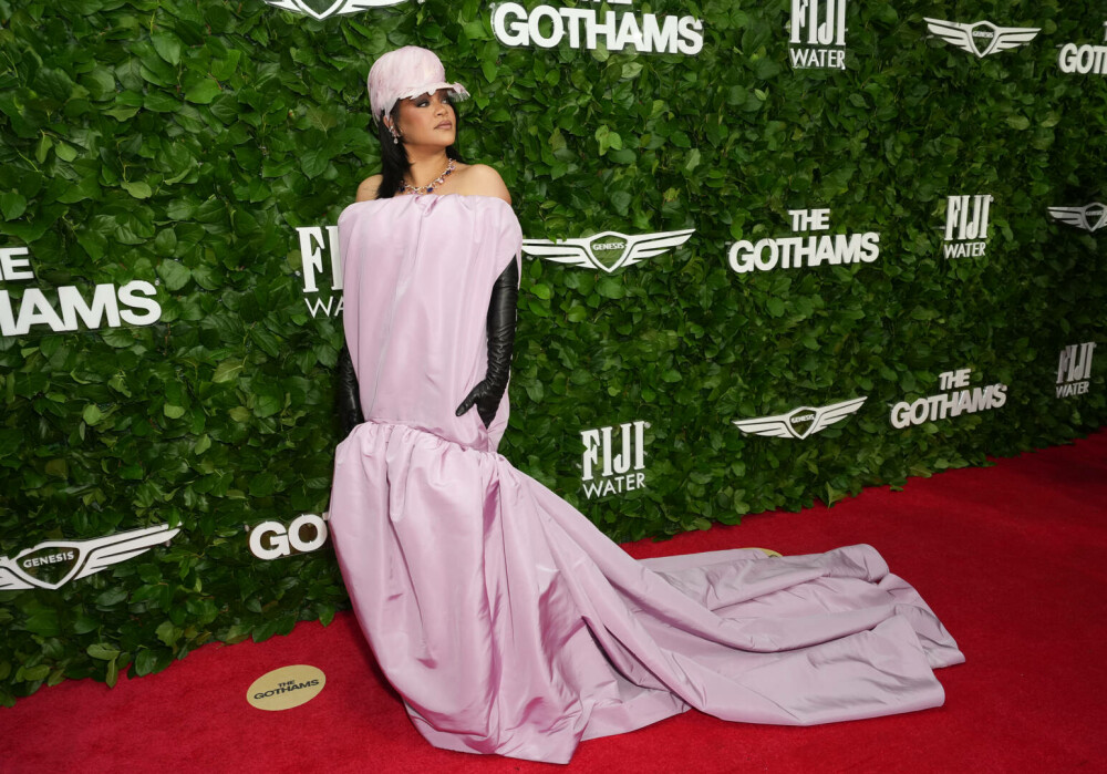 Rihanna, apariție inedită pe covorul roșu alături de A$AP Rocky. Ținuta cu care a atras toate privirile. GALERIE FOTO - Imaginea 3