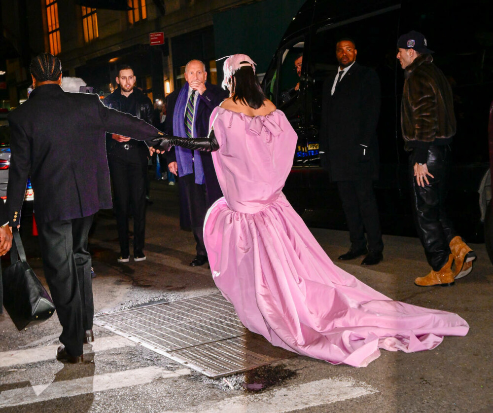 Rihanna, apariție inedită pe covorul roșu alături de A$AP Rocky. Ținuta cu care a atras toate privirile. GALERIE FOTO - Imaginea 6