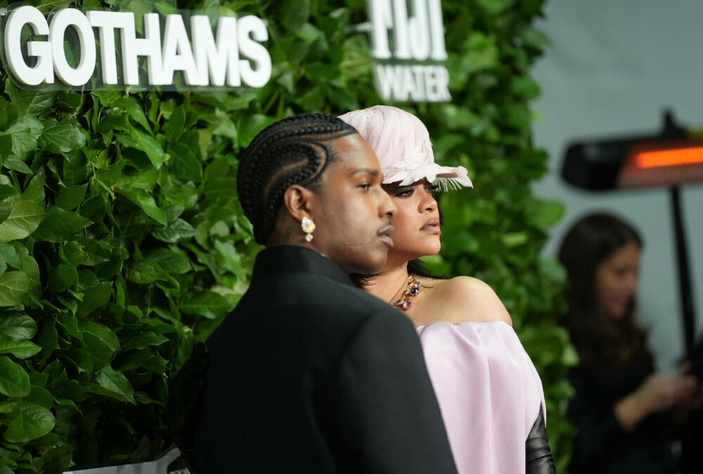Rihanna, apariție inedită pe covorul roșu alături de A$AP Rocky. Ținuta cu care a atras toate privirile. GALERIE FOTO - Imaginea 10