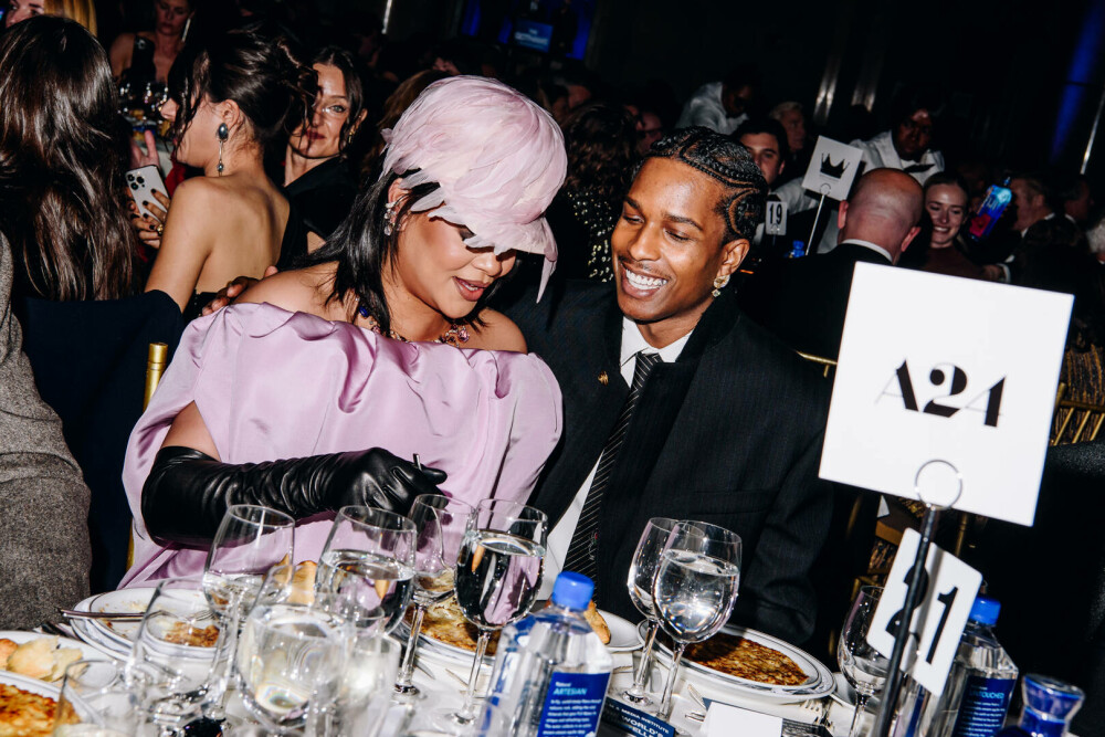 Rihanna, apariție inedită pe covorul roșu alături de A$AP Rocky. Ținuta cu care a atras toate privirile. GALERIE FOTO - Imaginea 14