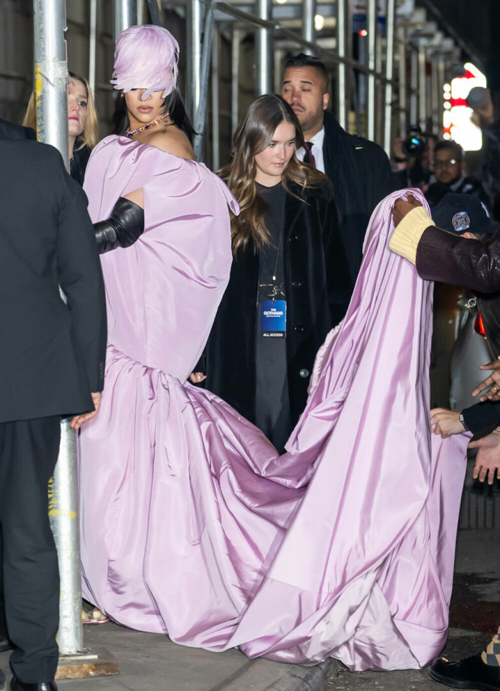 Rihanna, apariție inedită pe covorul roșu alături de A$AP Rocky. Ținuta cu care a atras toate privirile. GALERIE FOTO - Imaginea 17