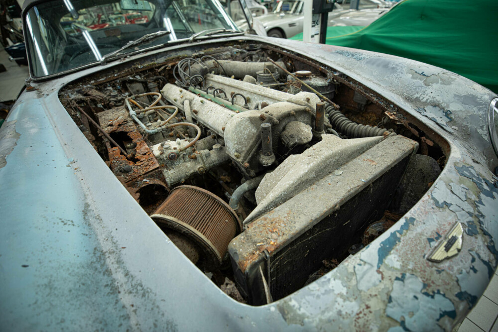 Un Aston Martin DB5 ruginit, restaurat spectaculos după 50 de ani. Valorează acum un milion de lire sterline. GALERIE FOTO - Imaginea 2