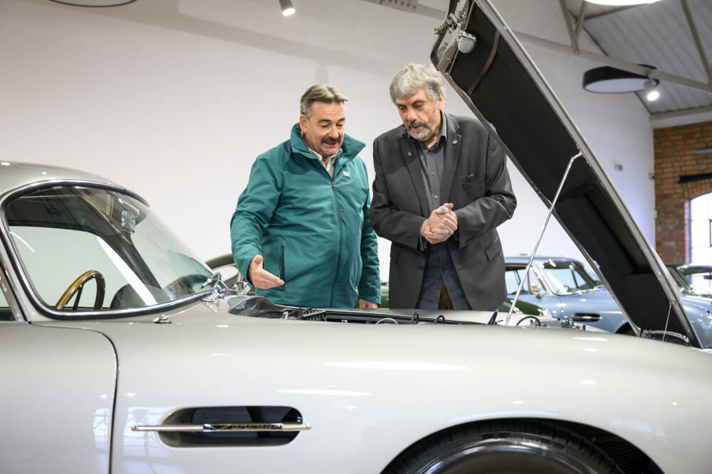 Un Aston Martin DB5 ruginit, restaurat spectaculos după 50 de ani. Valorează acum un milion de lire sterline. GALERIE FOTO - Imaginea 5