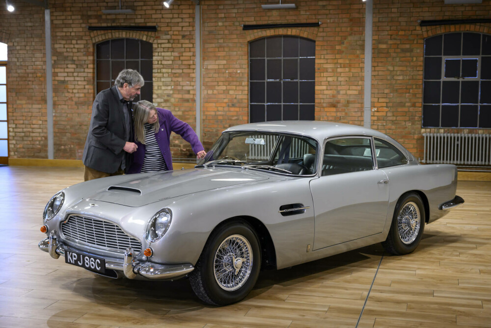 Un Aston Martin DB5 ruginit, restaurat spectaculos după 50 de ani. Valorează acum un milion de lire sterline. GALERIE FOTO - Imaginea 8