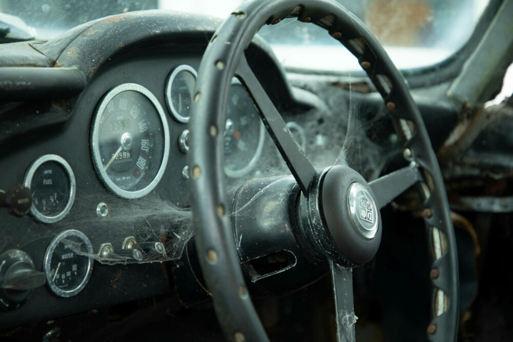 Un Aston Martin DB5 ruginit, restaurat spectaculos după 50 de ani. Valorează acum un milion de lire sterline. GALERIE FOTO - Imaginea 16