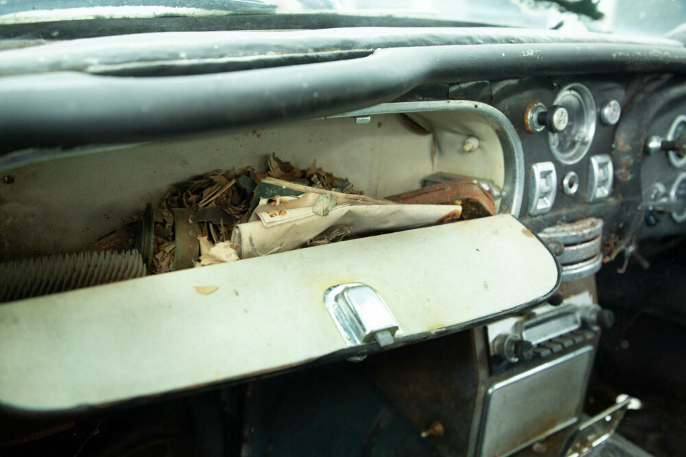 Un Aston Martin DB5 ruginit, restaurat spectaculos după 50 de ani. Valorează acum un milion de lire sterline. GALERIE FOTO - Imaginea 17