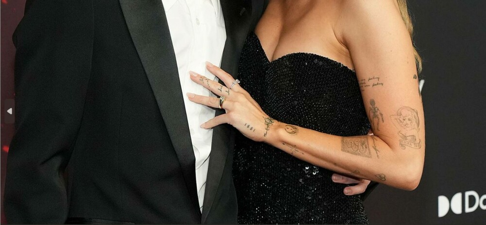 Miley Cyrus și-a etalat inelul de logodnă la premiera unui film. Artista a strălucit alături de iubitul ei. GALERIE FOTO - Imaginea 1