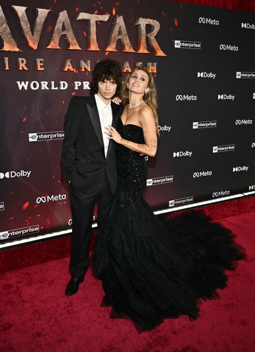 Miley Cyrus și-a etalat inelul de logodnă la premiera unui film. Artista a strălucit alături de iubitul ei. GALERIE FOTO - Imaginea 4