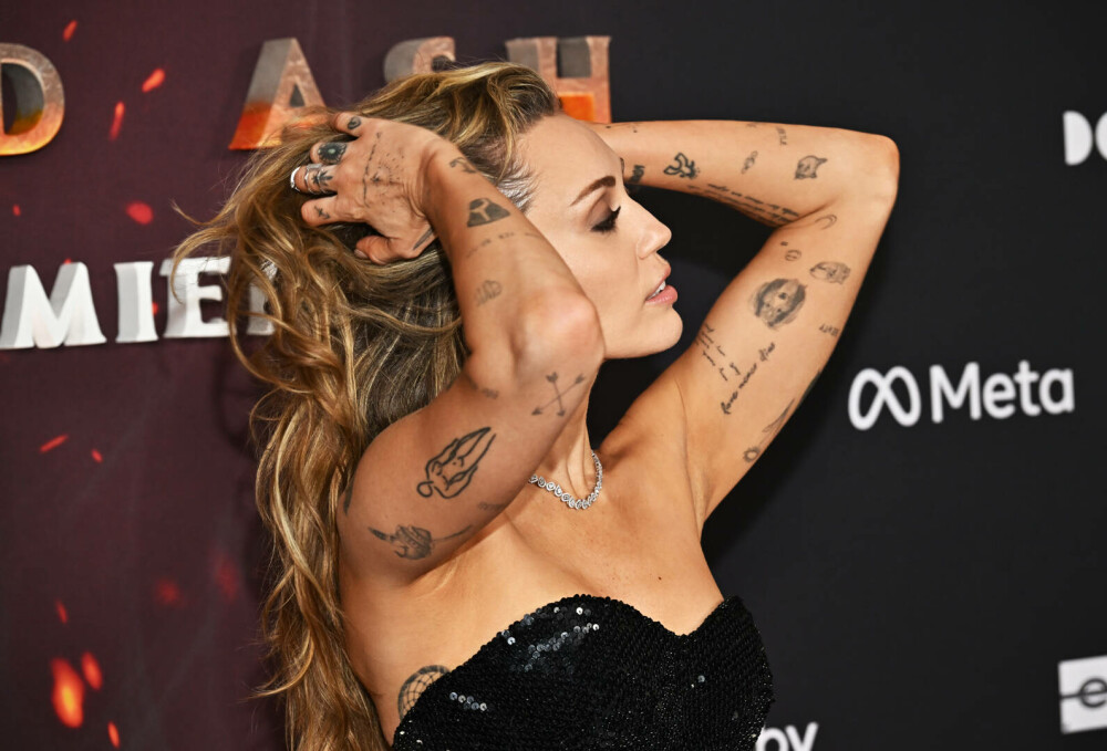 Miley Cyrus și-a etalat inelul de logodnă la premiera unui film. Artista a strălucit alături de iubitul ei. GALERIE FOTO - Imaginea 7