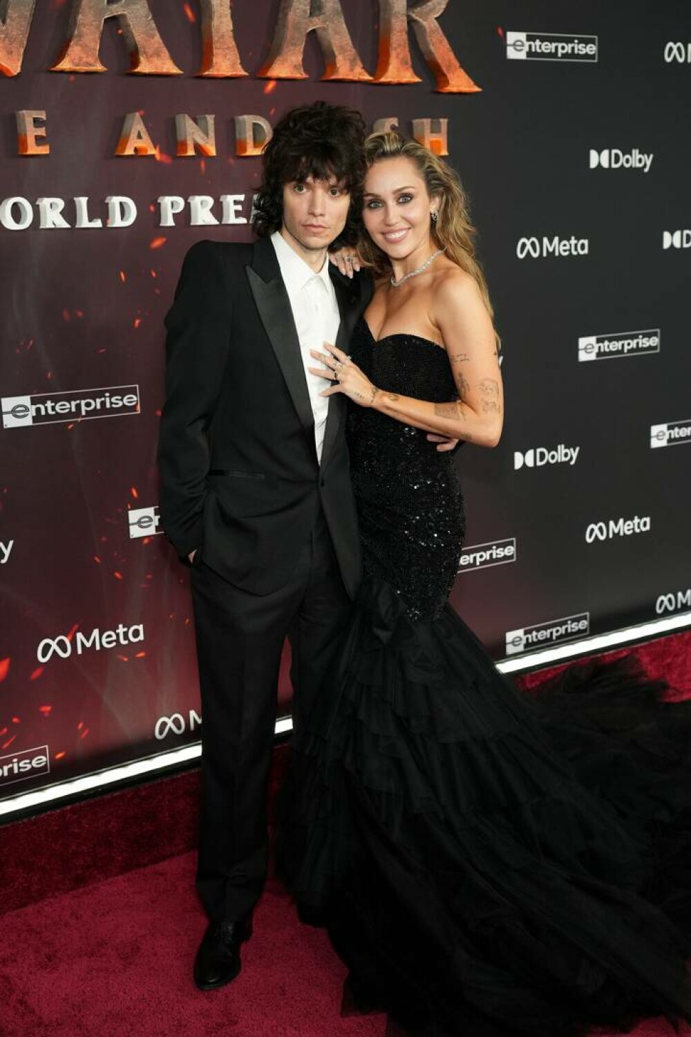 Miley Cyrus și-a etalat inelul de logodnă la premiera unui film. Artista a strălucit alături de iubitul ei. GALERIE FOTO - Imaginea 8