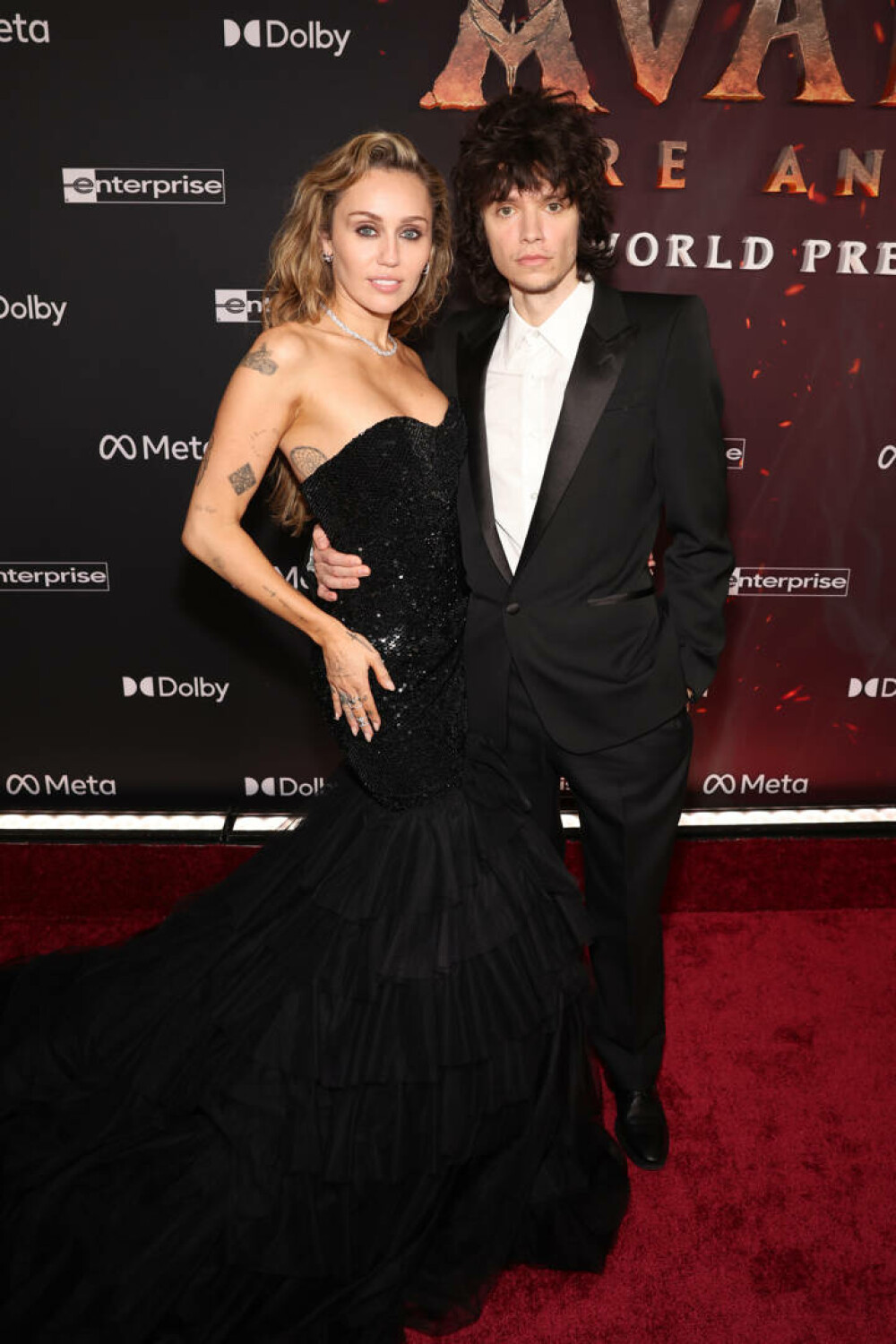 Miley Cyrus și-a etalat inelul de logodnă la premiera unui film. Artista a strălucit alături de iubitul ei. GALERIE FOTO - Imaginea 12