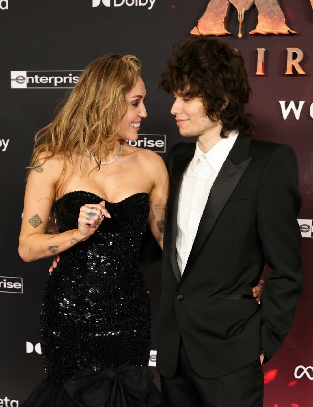 Miley Cyrus și-a etalat inelul de logodnă la premiera unui film. Artista a strălucit alături de iubitul ei. GALERIE FOTO - Imaginea 20