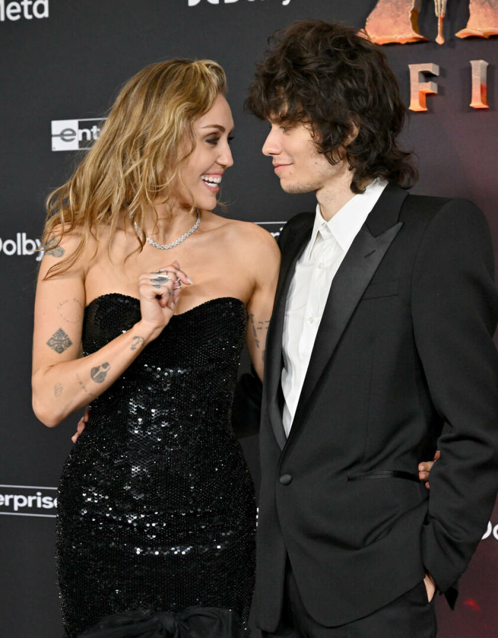 Miley Cyrus și-a etalat inelul de logodnă la premiera unui film. Artista a strălucit alături de iubitul ei. GALERIE FOTO - Imaginea 22