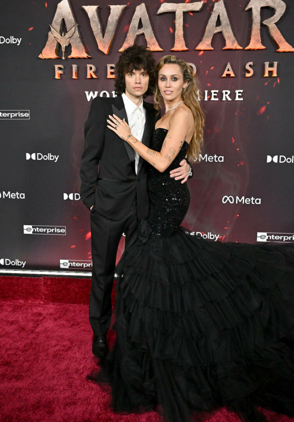 Miley Cyrus și-a etalat inelul de logodnă la premiera unui film. Artista a strălucit alături de iubitul ei. GALERIE FOTO - Imaginea 23