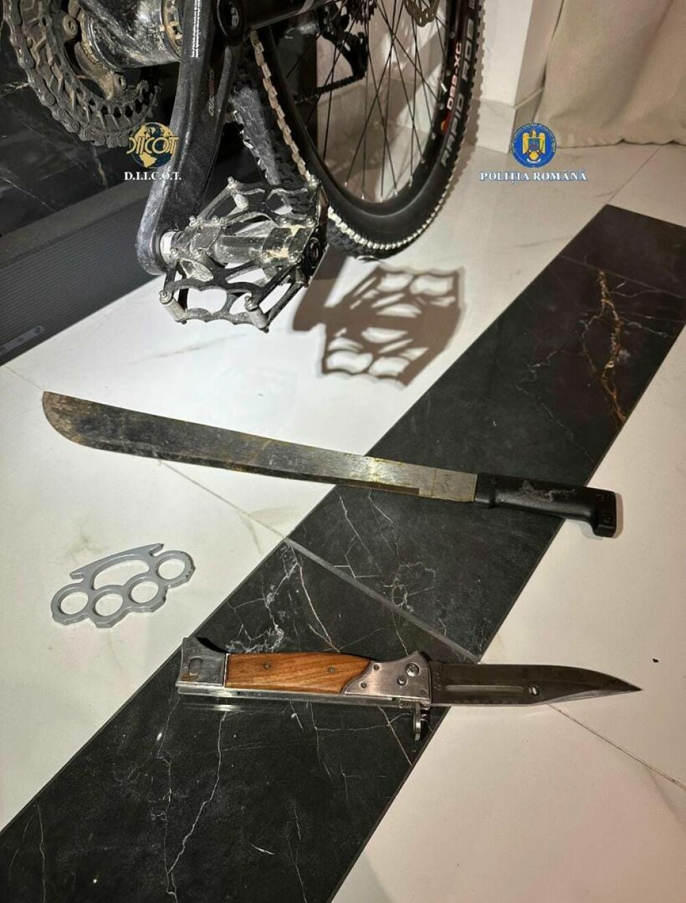 Percheziții de amploare la o rețea de traficanţi care introducea droguri în penitenciare. O avocată, vizată. VIDEO - Imaginea 2