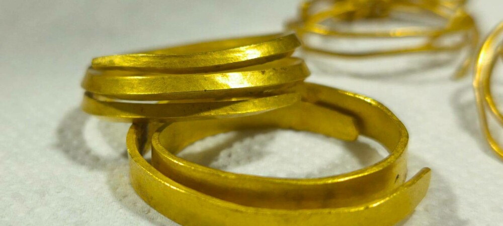 Mai multe brățări din aur, vechi de peste 3.000 de ani, au fost descoperite într-o pădure din Gorj | GALERIE FOTO - Imaginea 2