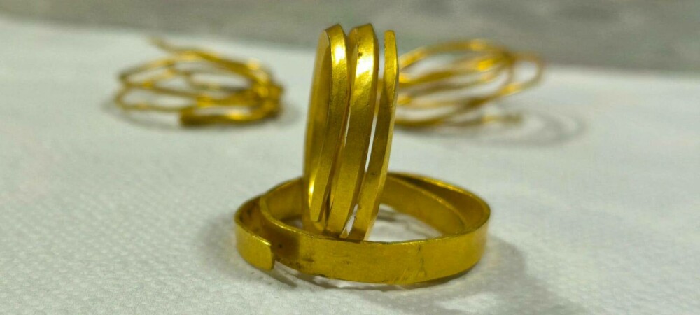 Mai multe brățări din aur, vechi de peste 3.000 de ani, au fost descoperite într-o pădure din Gorj | GALERIE FOTO - Imaginea 3