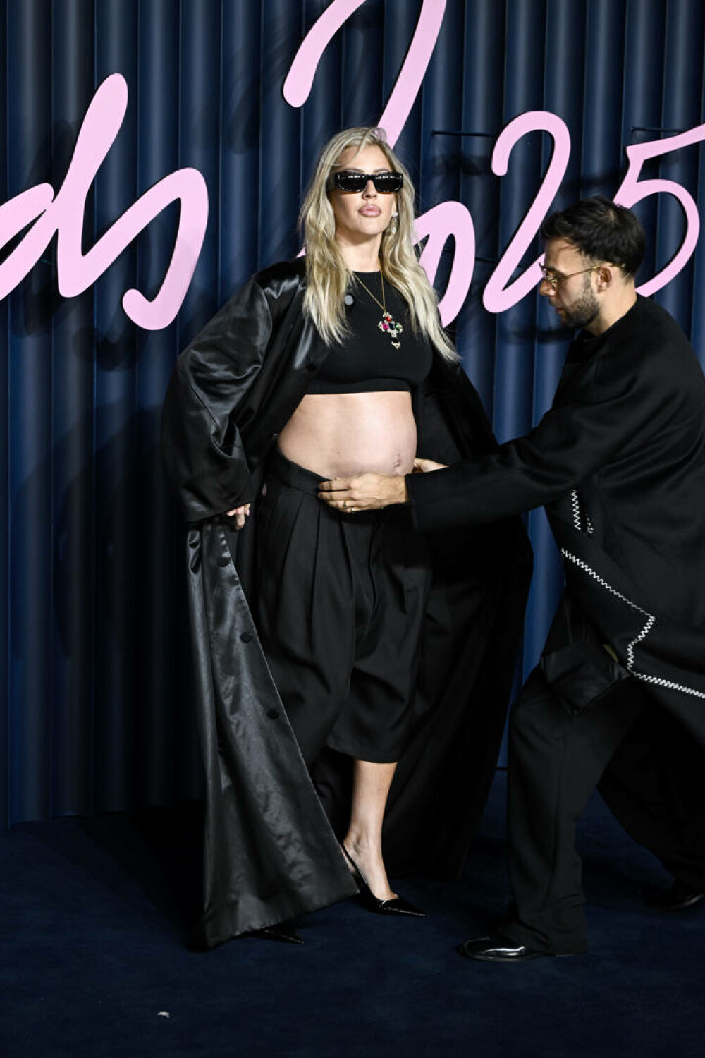 Ellie Goulding și-a surprins fanii. Artista și-a anunțat sarcina direct pe covorul roșu de la Fashion Awards. GALERIE FOTO - Imaginea 14