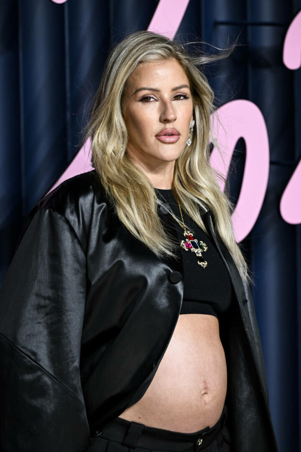 Ellie Goulding și-a surprins fanii. Artista și-a anunțat sarcina direct pe covorul roșu de la Fashion Awards. GALERIE FOTO - Imaginea 15