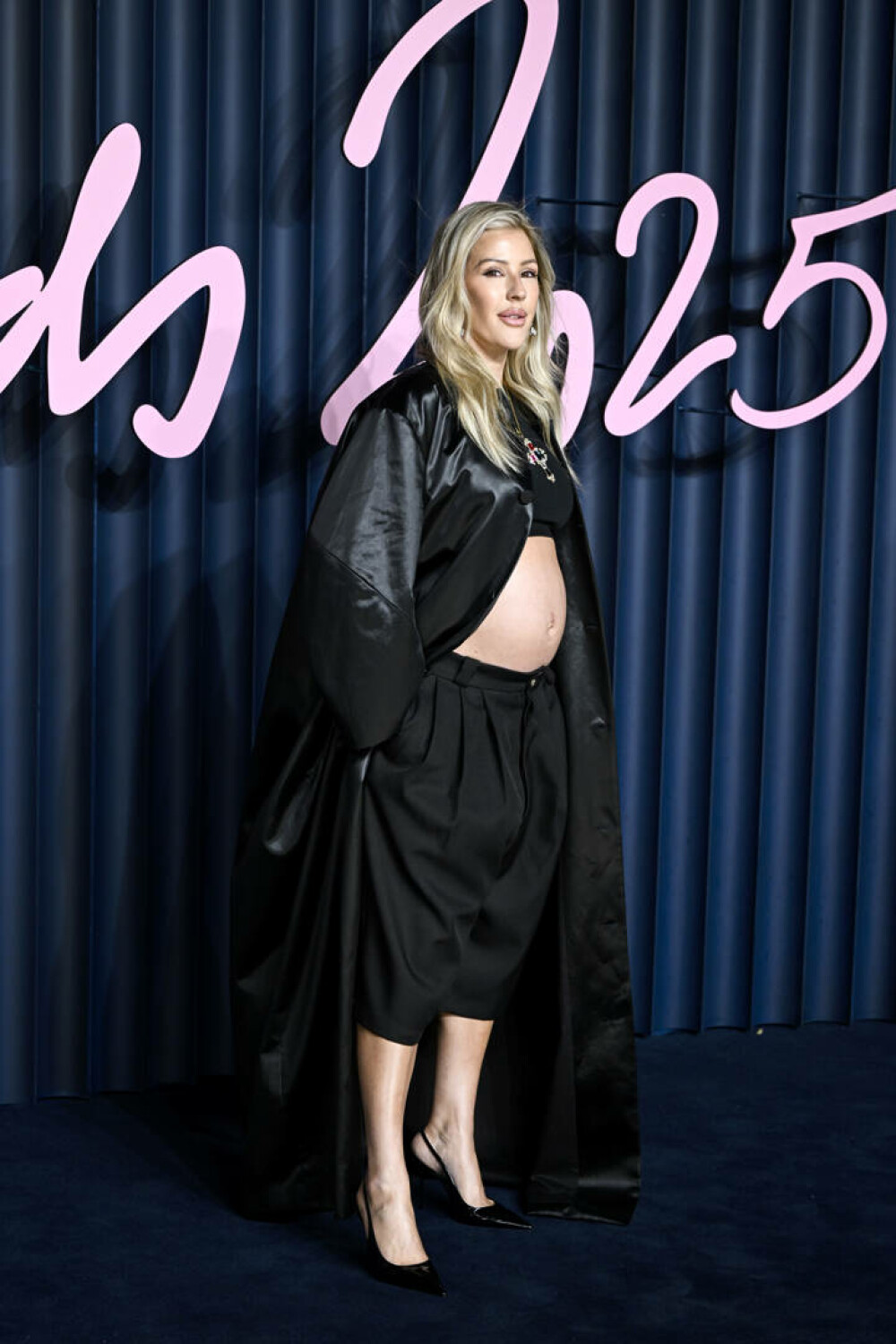 Ellie Goulding și-a surprins fanii. Artista și-a anunțat sarcina direct pe covorul roșu de la Fashion Awards. GALERIE FOTO - Imaginea 16
