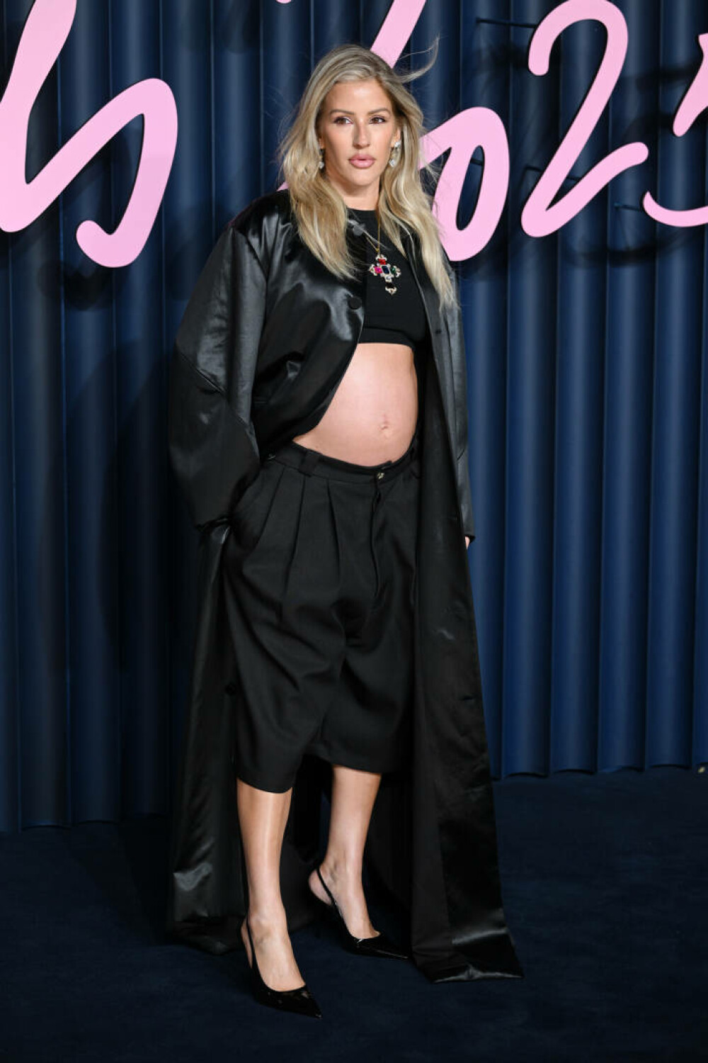 Ellie Goulding și-a surprins fanii. Artista și-a anunțat sarcina direct pe covorul roșu de la Fashion Awards. GALERIE FOTO - Imaginea 23