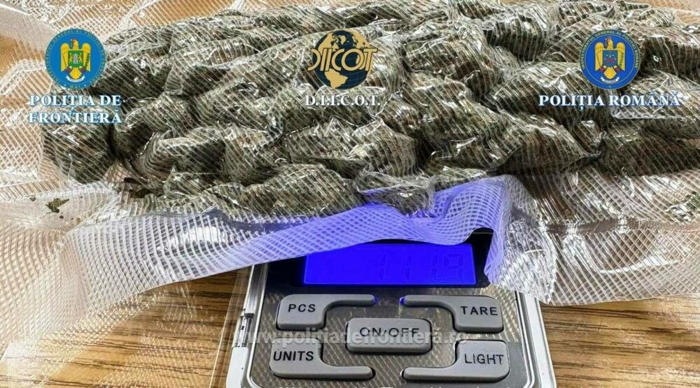 Un șofer israelian de 22 de ani a fost arestat după un control de rutină în Iași. Ce încerca să ascundă într-o cutie. FOTO - Imaginea 2