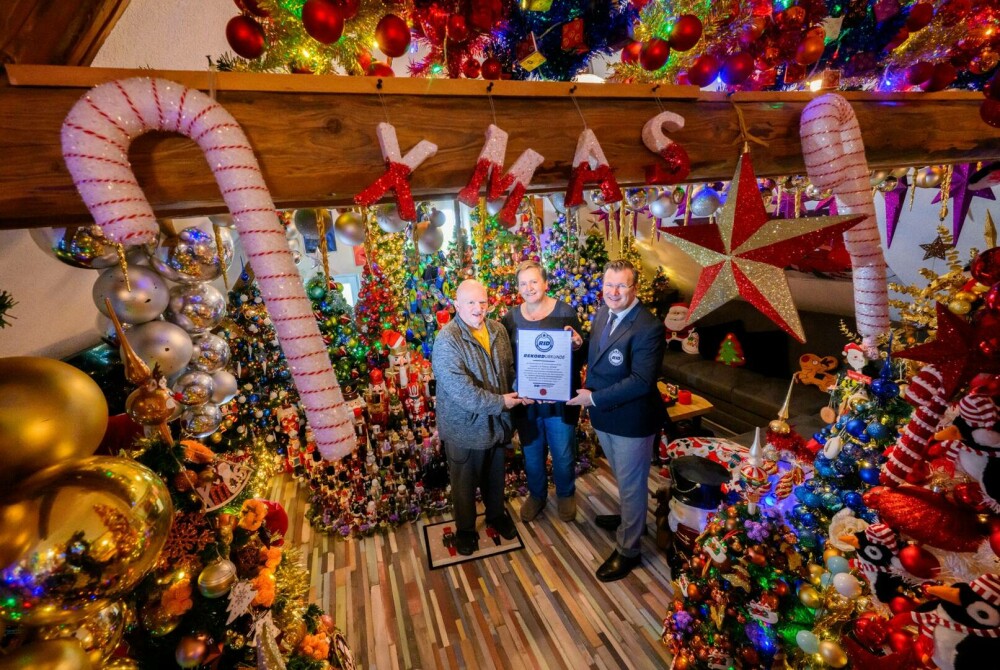 Un cuplu din Germania și-a decorat casa cu 621 de brazi de Crăciun. Și-au bătut propriul record. FOTO - Imaginea 1