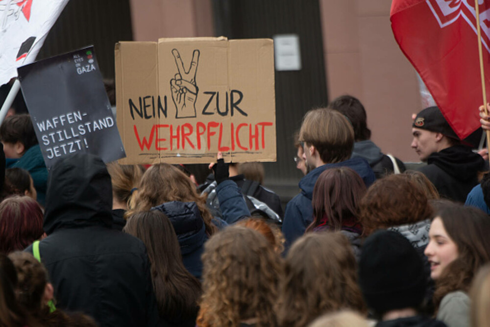 Mii de elevi din Germania au protestat față de planurile guvenului privind serviciul militar. „Grevă şcolară